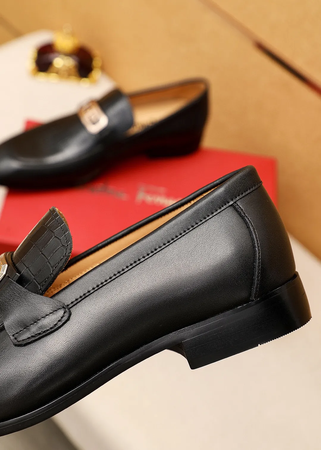 Men's shoes 💰442 💐 Product trademark: Ferragamo "Ferragamo" casual leather shoes Regular size: 38-44 (45.46🉑️customized) Product materials: Selected imported first-layer calfskin embossed upper + original hardware buckle, imported water-dyed cow leather lining. Strong three-dimensional visual effect, combined outsole Color: 1⃣️color optional